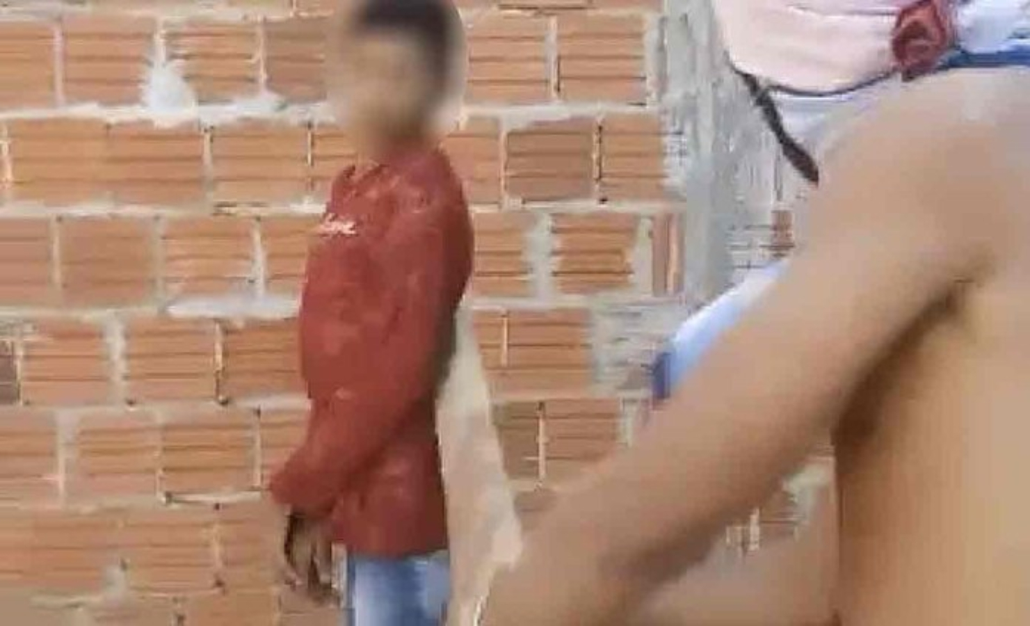 Polícia já identificou suspeitos que agredem menino em vídeo