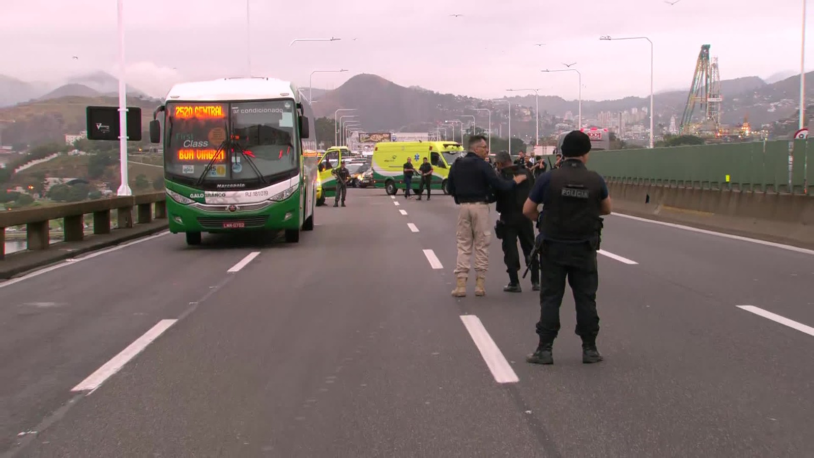Homem armado faz reféns em ônibus na Ponte Rio-Niterói e é baleado por atirador de elite