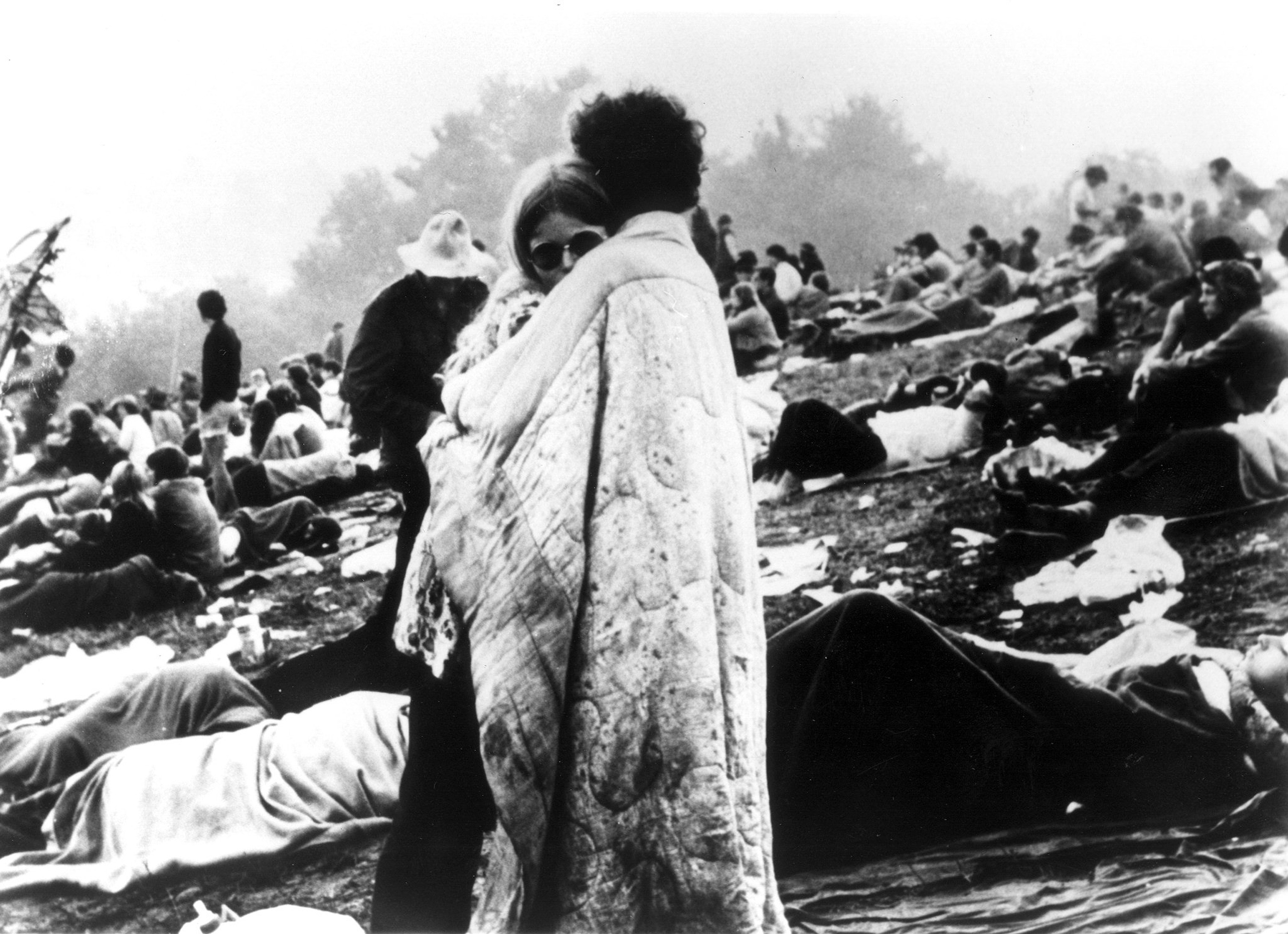 Casal de foto que marcou festival continua junto após 50 anos: ‘Mundo precisa de mais Woodstock’