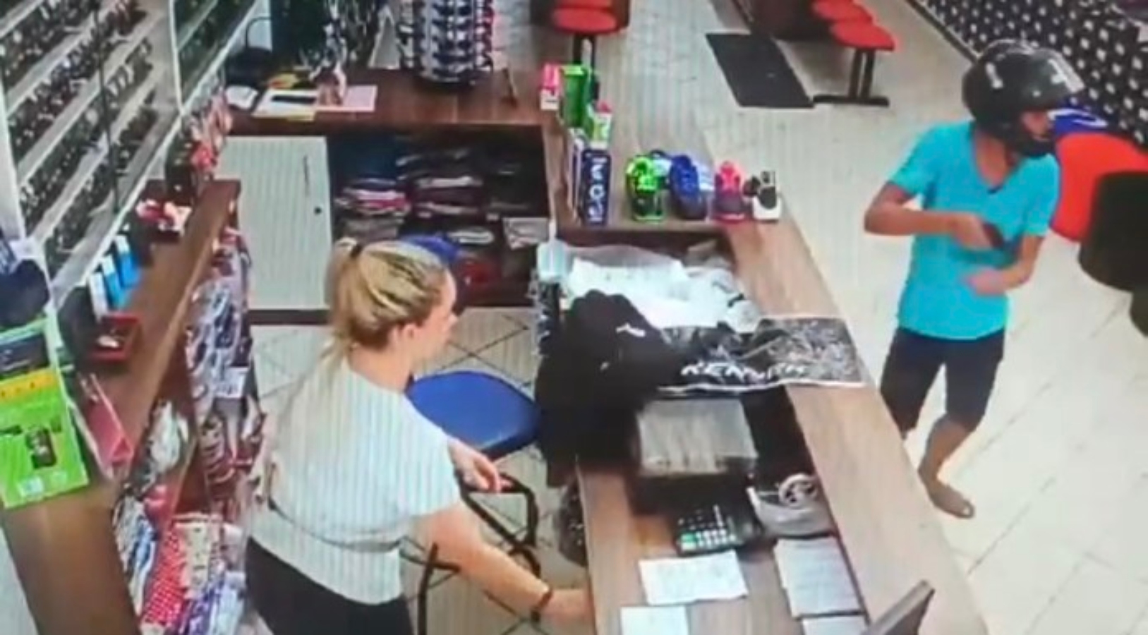 Bandidos rendem funcionários e clientes e levam objetos de loja em CZS; veja vídeo