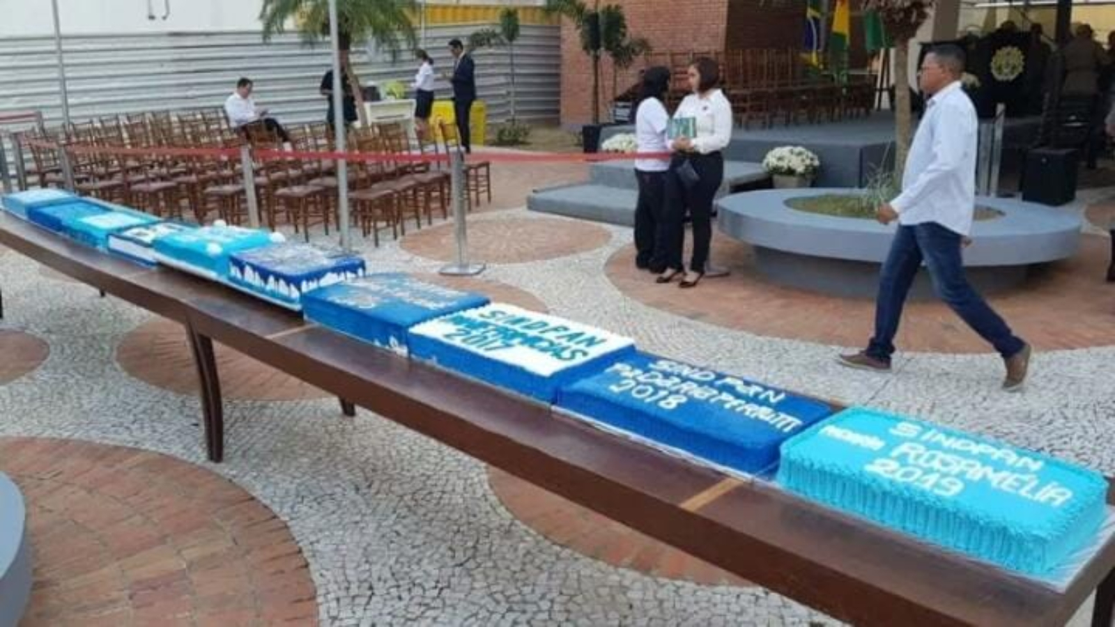 Governo comemora inauguração do PS com 10 bolos: um para cada ano de espera