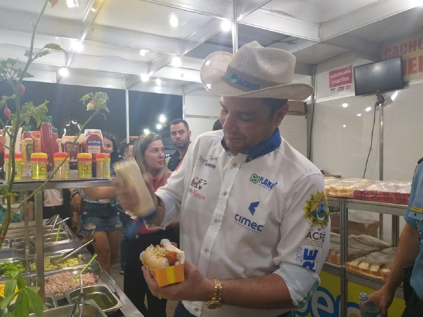 Antes do rodeio, Gladson faz pausa para lanchar cachorro quente em quiosque