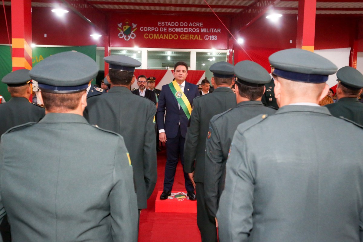 Gladson comemora promoções a militares com participação em banho de mangueira
