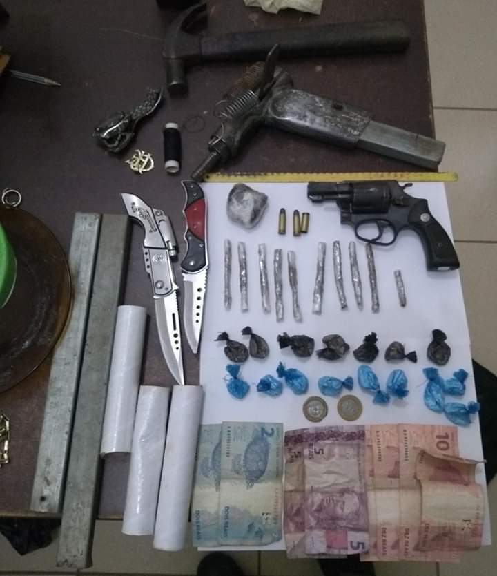 Um homem é preso e PM apreende drogas, armas e um menor