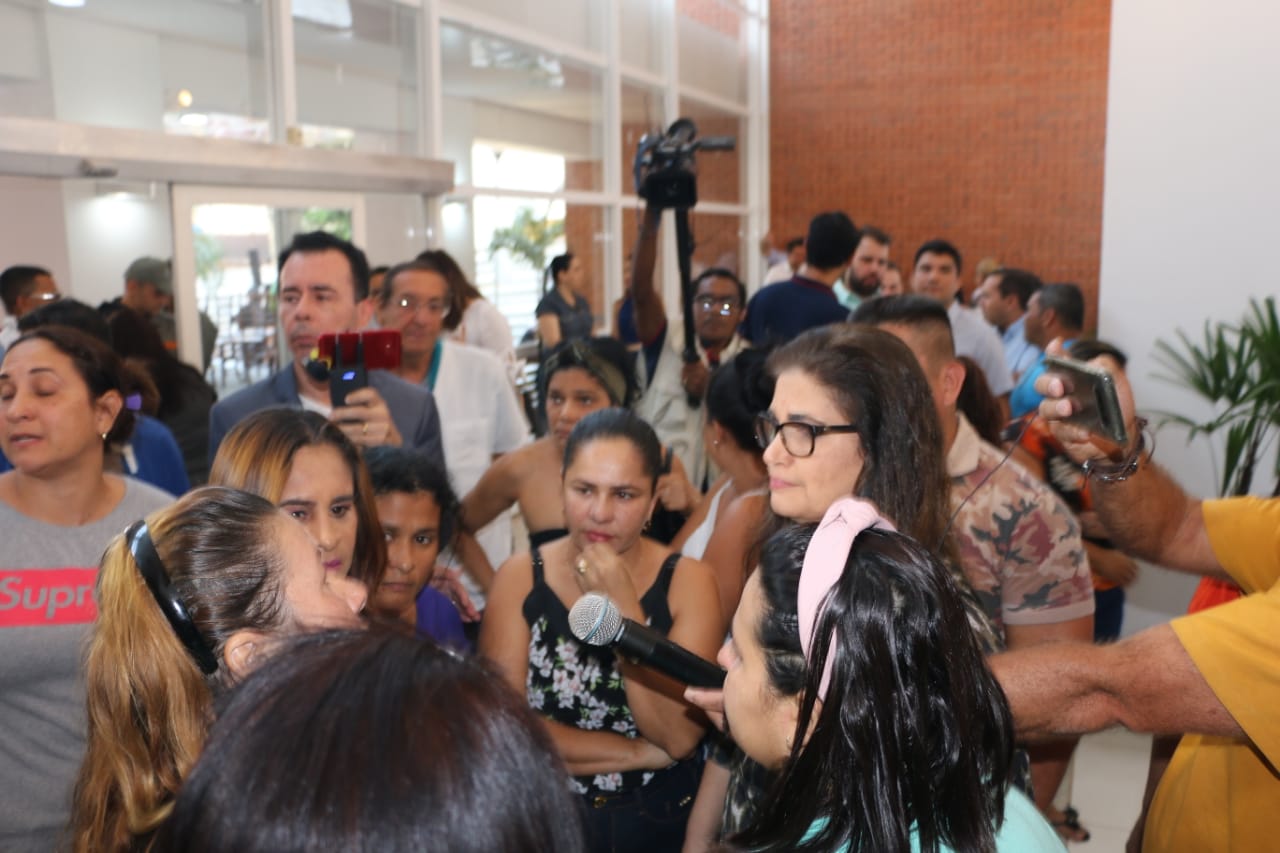 Parentes de internados no Huerb cercam secretária de Saúde cobrando cirurgias