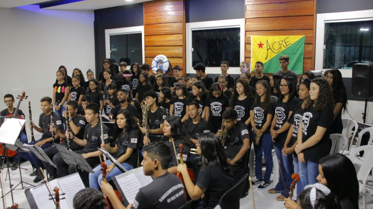Conservatório Musical do Vale do Juruá se apresenta para Bolsonaro