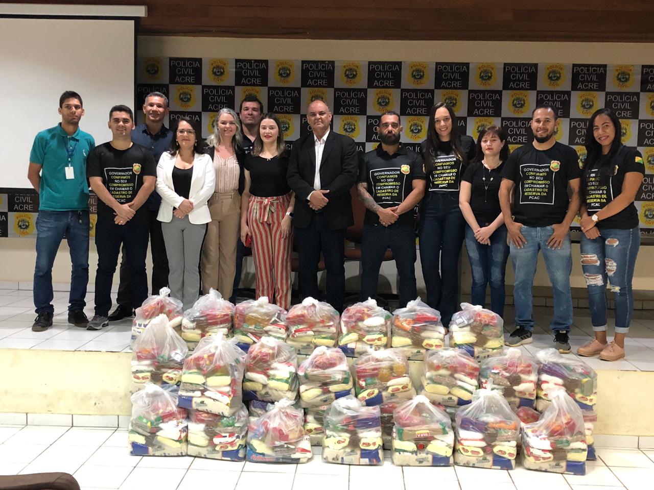 Aprovados para cadastro de reserva da Polícia Civil entregam alimentos no Lar Ester