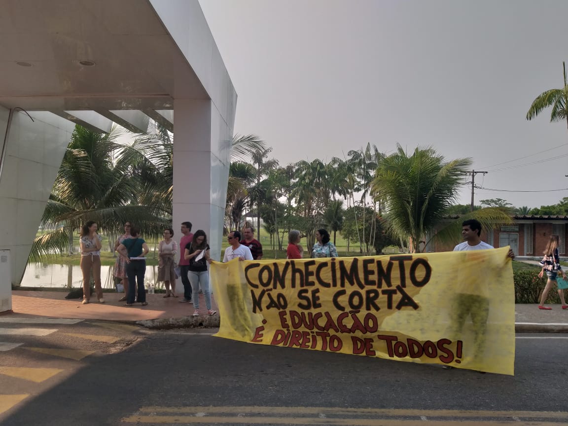 Estudantes e professores fazem manifestação contra bloqueios e “privatização” da Ufac