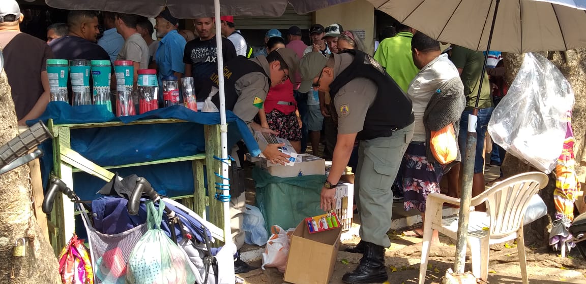 Em operação no Centro da Capital, polícia apreende cigarros irregulares e DVDs piratas