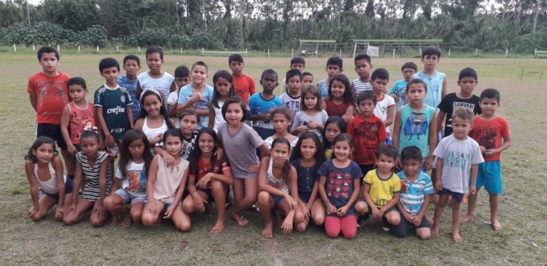 Escolinha de futebol no Jordão que educa mais de 600 crianças carentes precisa de ajuda