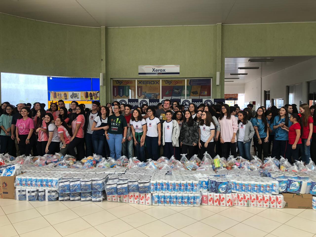 Colégio Primeiro Passo realiza gincana e arrecada toneladas de alimentos para doação