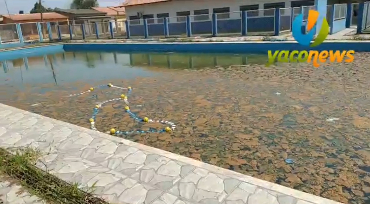 Piscina da Escola Messias Rodrigues, em Sena, está tomada por entulhos e sujeira