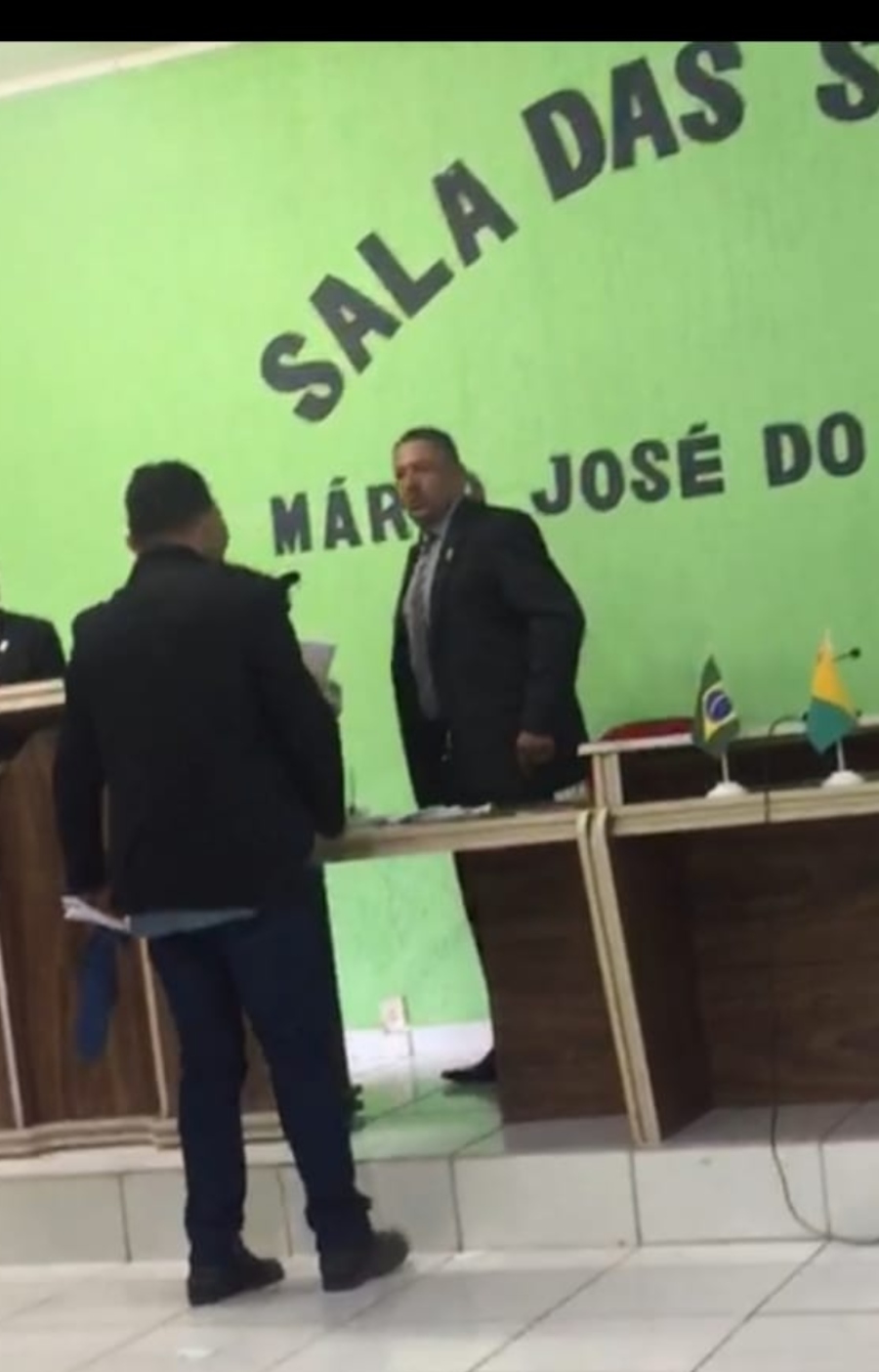 Vídeo: vereadores discutem e quase vão às vias de fato na Câmara de Manoel Urbano