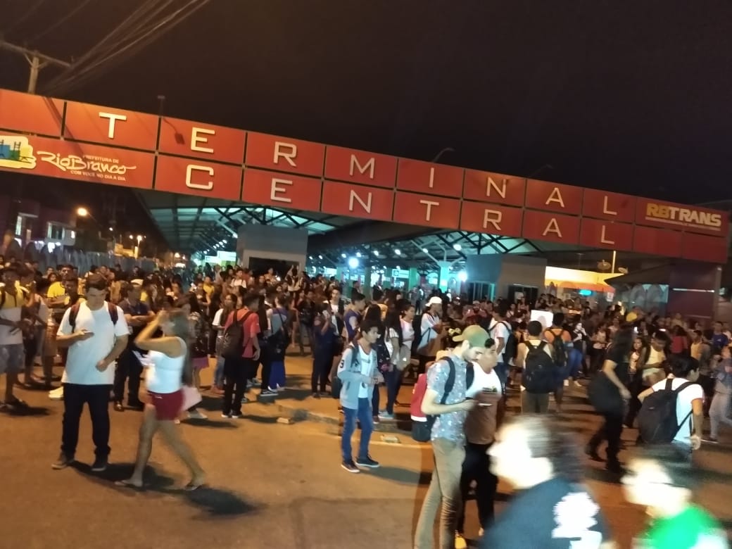 Manifestantes fecham ruas do Centro contra fechamento de turmas no EJA