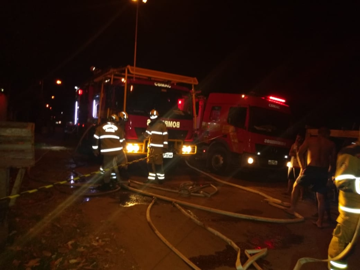 Incêndio atinge três casas no bairro Seis de Agosto; uma delas ficou destruída