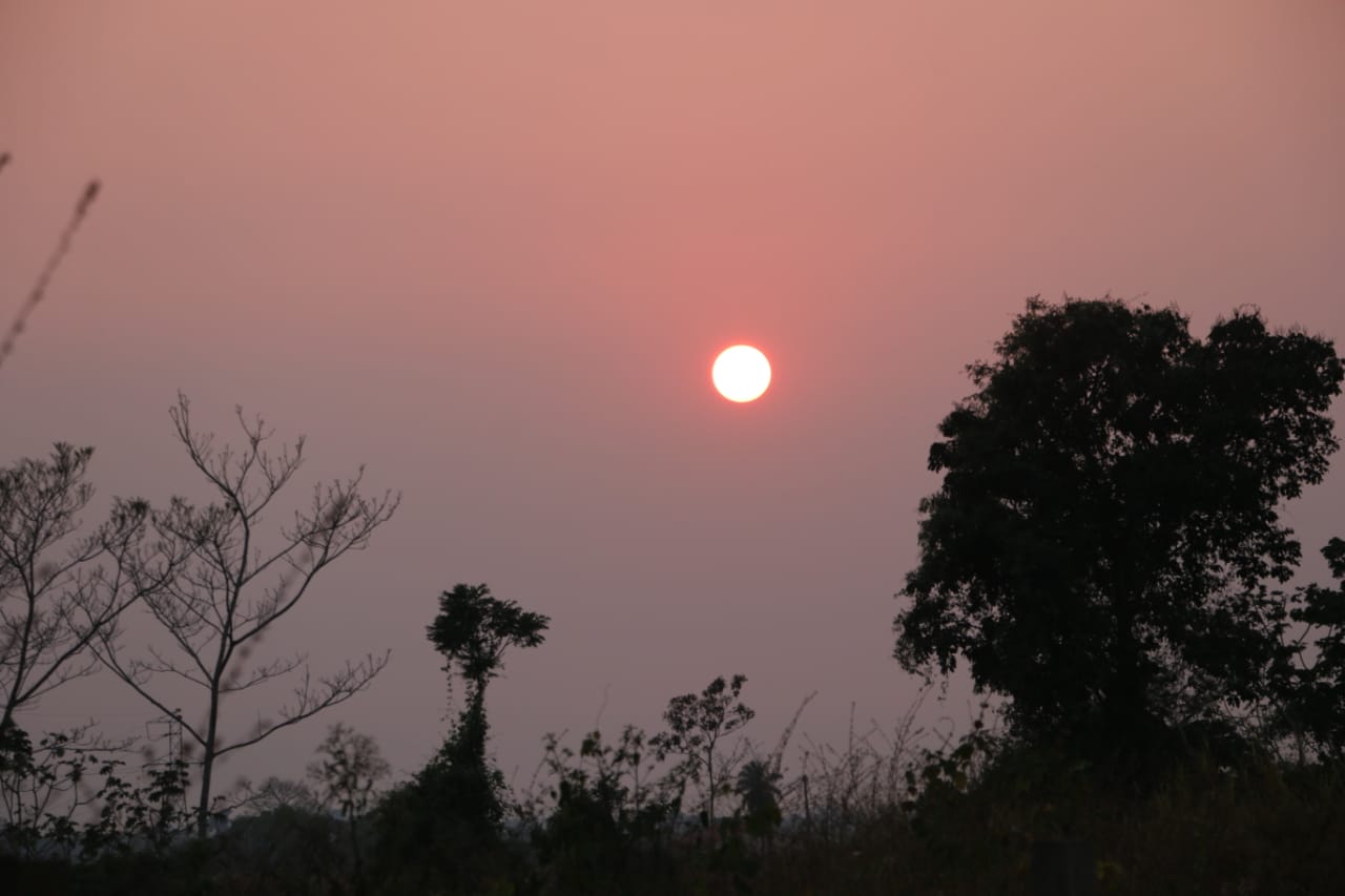 O nascer do sol que impressiona pela cor diferente e também pelo erro humano