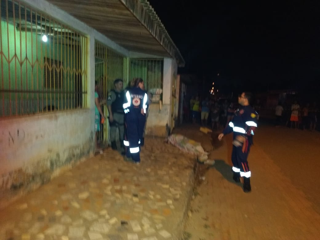 Criminosos da motocicleta matam homem com cerca de 7 tiros