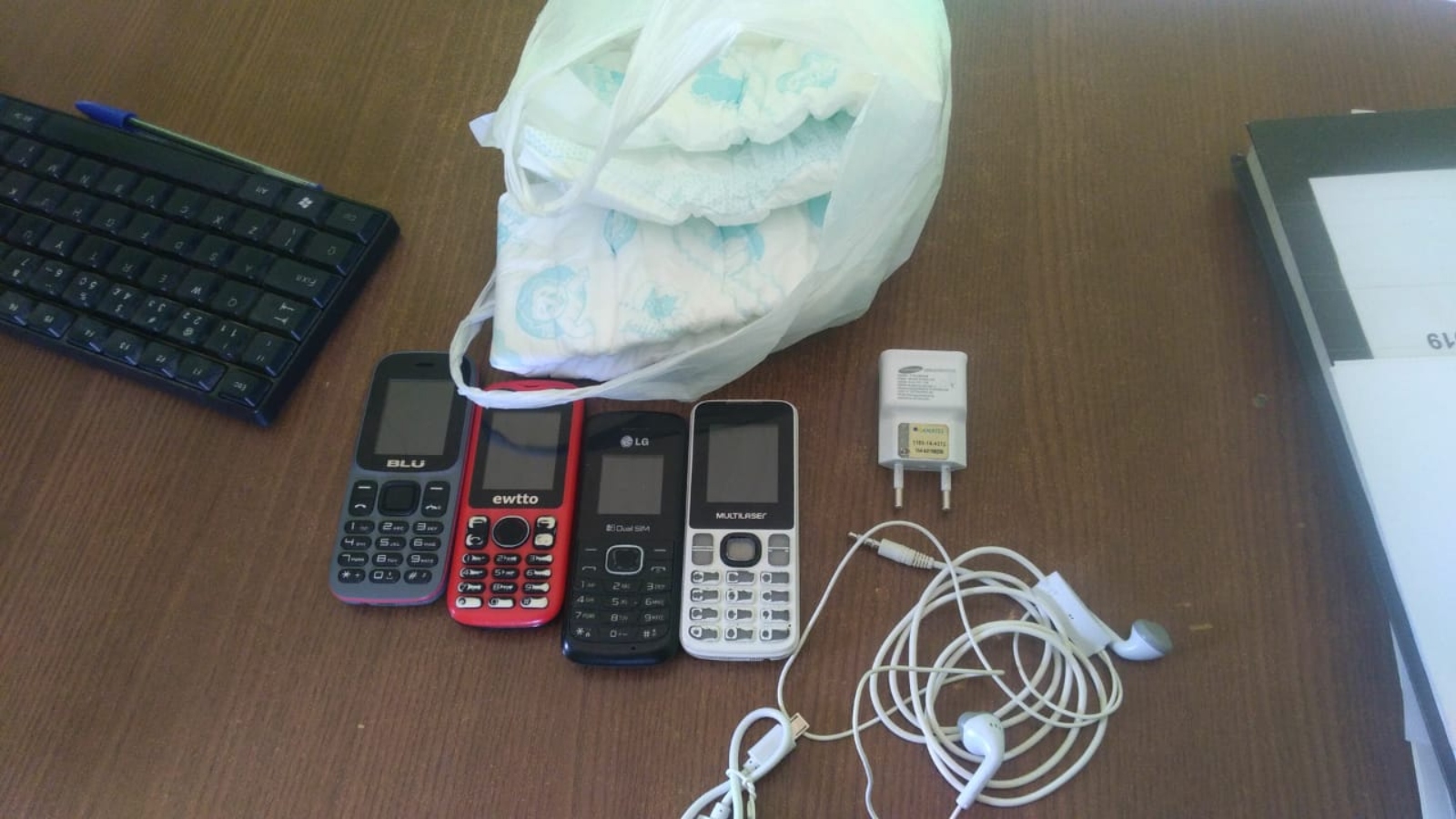 Celulares que seriam entregues a presos são interceptados