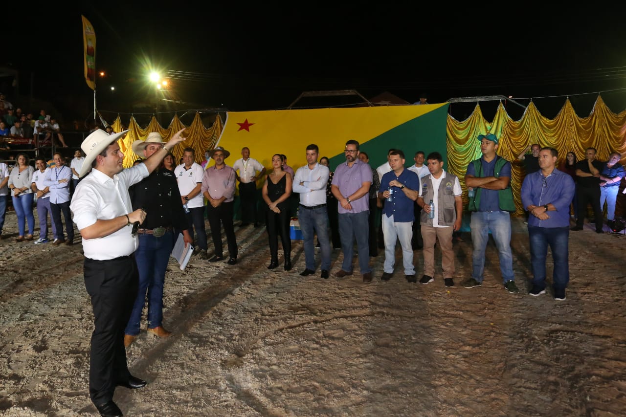 Arena da Expoacre Juruá é tomada pelo público na primeira noite de rodeio
