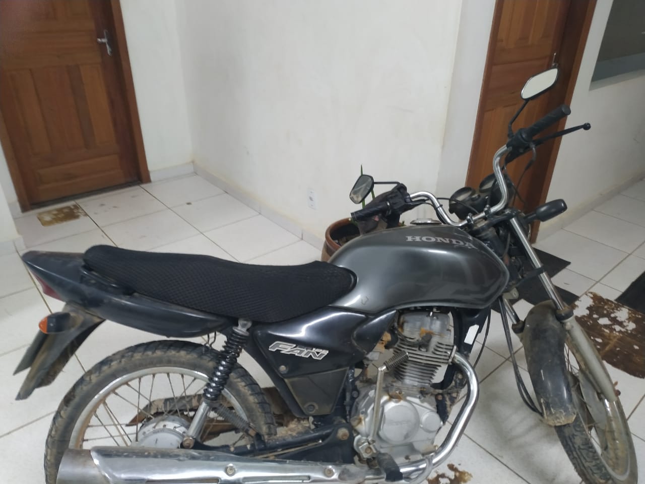 Um é preso e outro apreendido com arma caseira, moto roubada e munições
