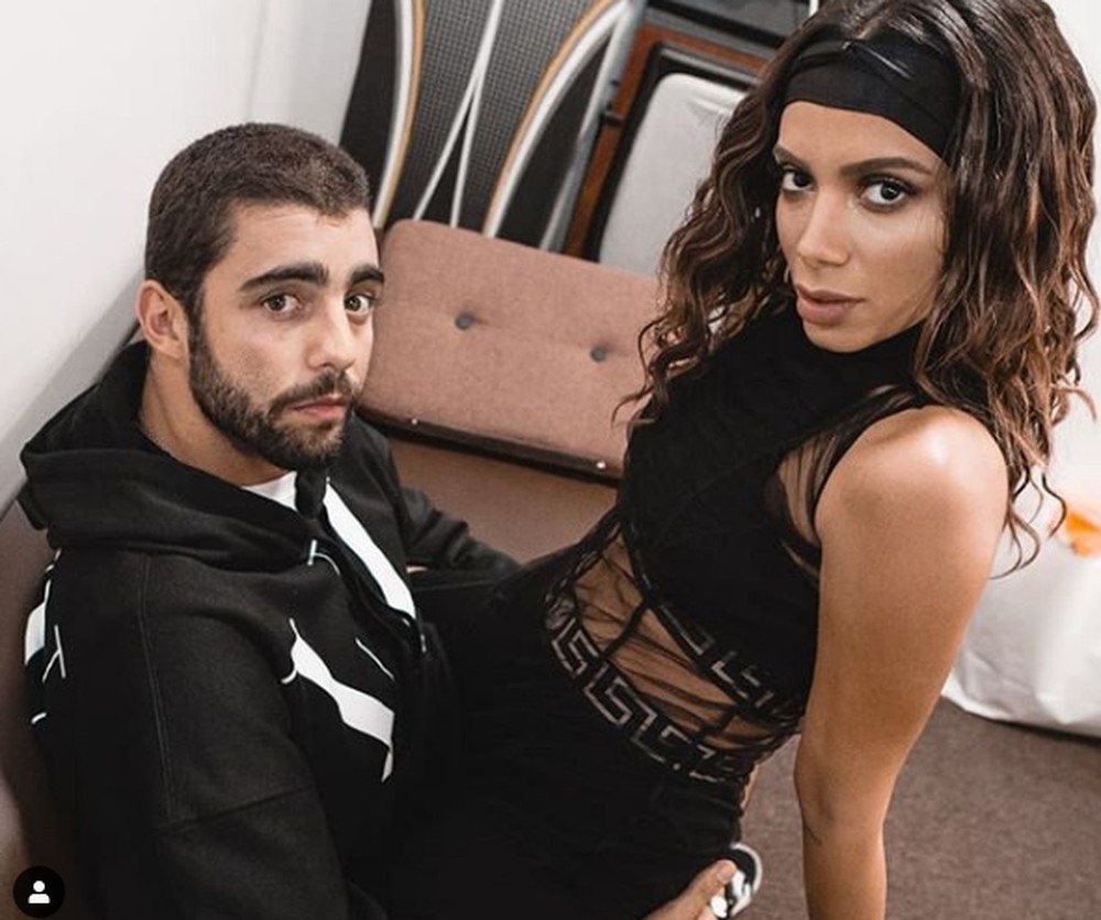 Anitta se derrete por Pedro Scooby no aniversário e conta intimidades