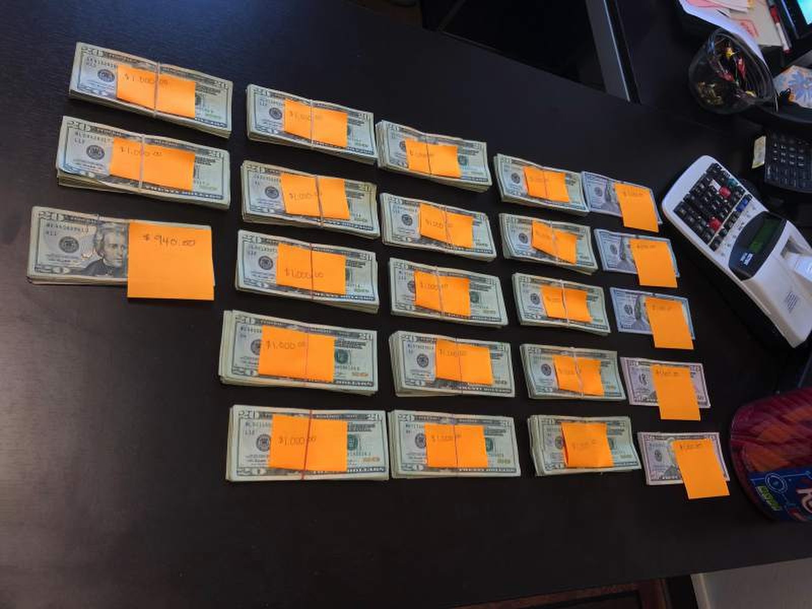 Homem recupera quase US$ 23 mil que havia jogado no lixo por engano