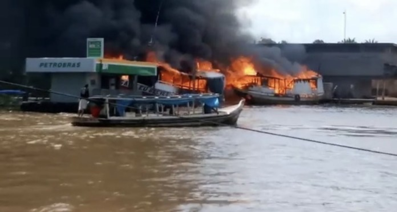Barco explode no Rio Amazonas e fogo atinge outras 5 embarcações
