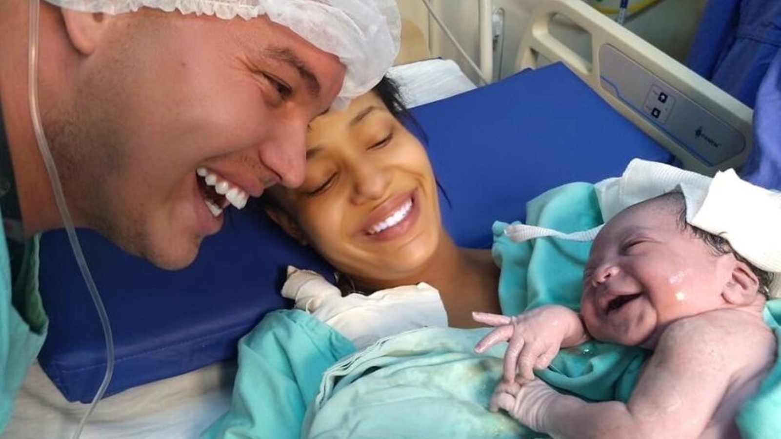 Bebê abre os olhos pela 1ª vez, sorri para pai e foto viraliza na internet