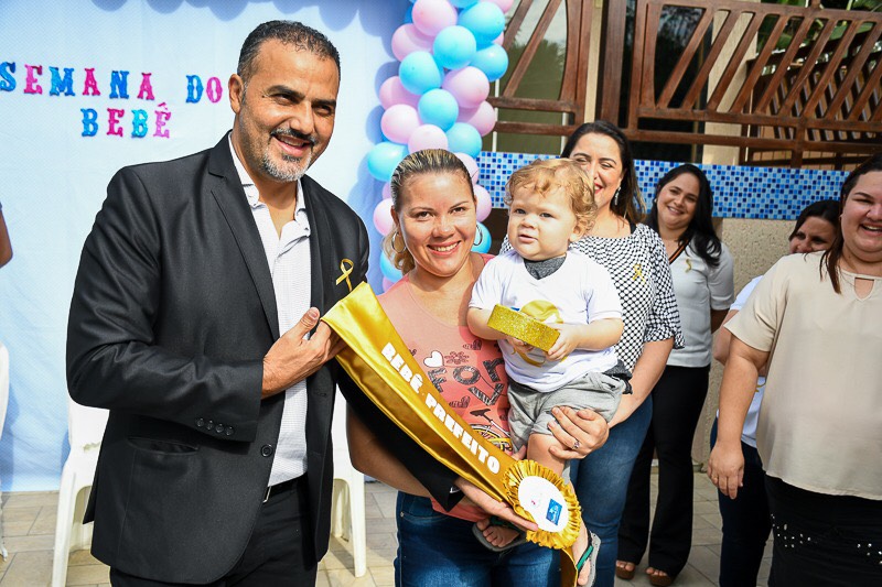 “Bebê prefeito” é condecorado durante festa da prefeitura de Cruzeiro do Sul e Unicef