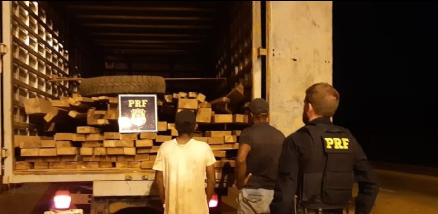 Caminhão com adeira ilegal é apreendido na BR-364