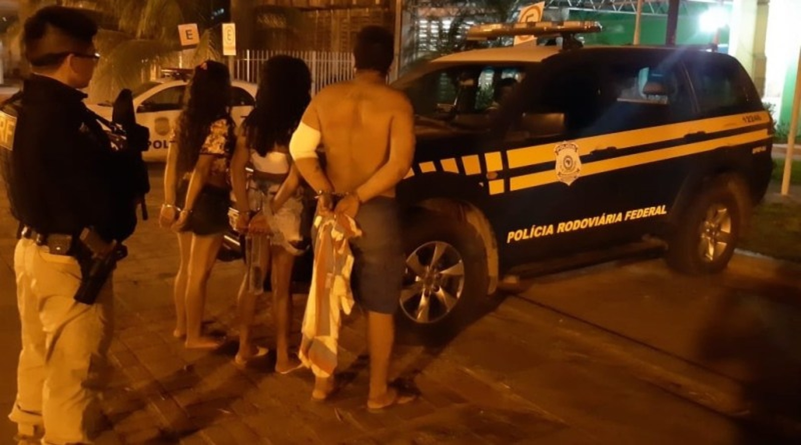 Taxista briga com assaltante que tentou roubar seu veículo