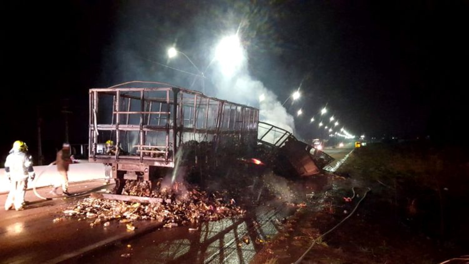 Carregada com cachaça, carreta pega fogo e congestiona BR-364 nesta quinta