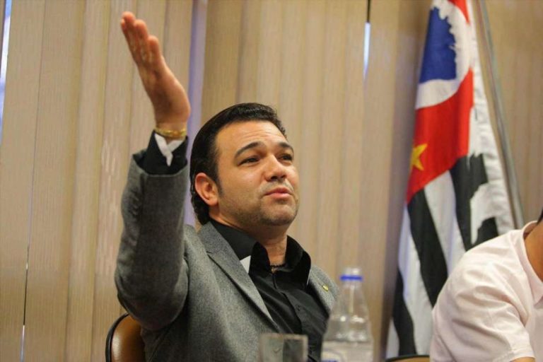 Marco Feliciano pressiona Bolsonaro e ameaça entregar vice-liderança do governo