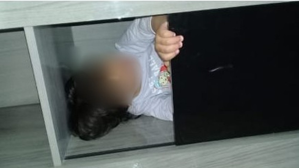 Menina de 3 anos e esconde em estante durante brincadeira, assusta família e mobiliza PM