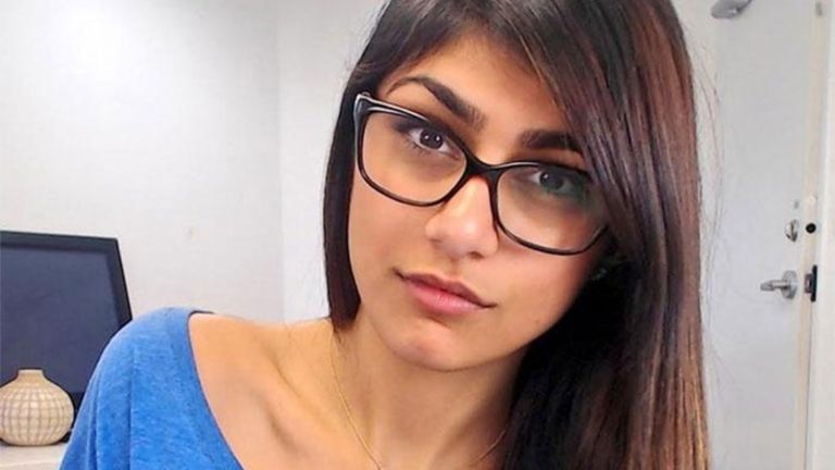 Ex-atriz pornô Mia Khalifa celebra um ano no OnlyFans com foto quente; veja foto