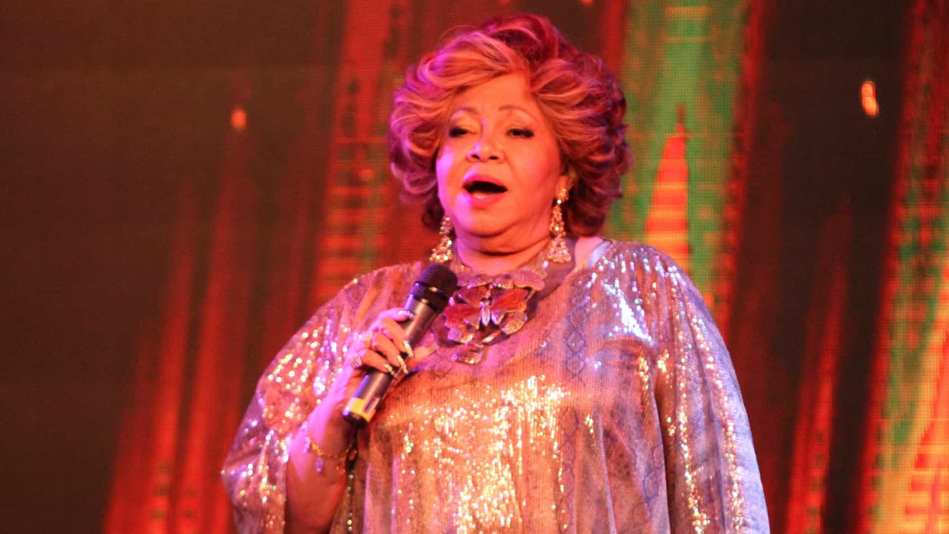 Cantora Alcione sofre acidente e cai de escada rolante em aeroporto
