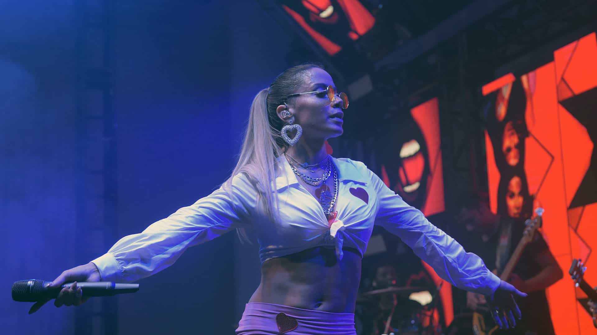 Anitta faz apresentação desastrosa de ‘Faz Gostoso’ em Portugal