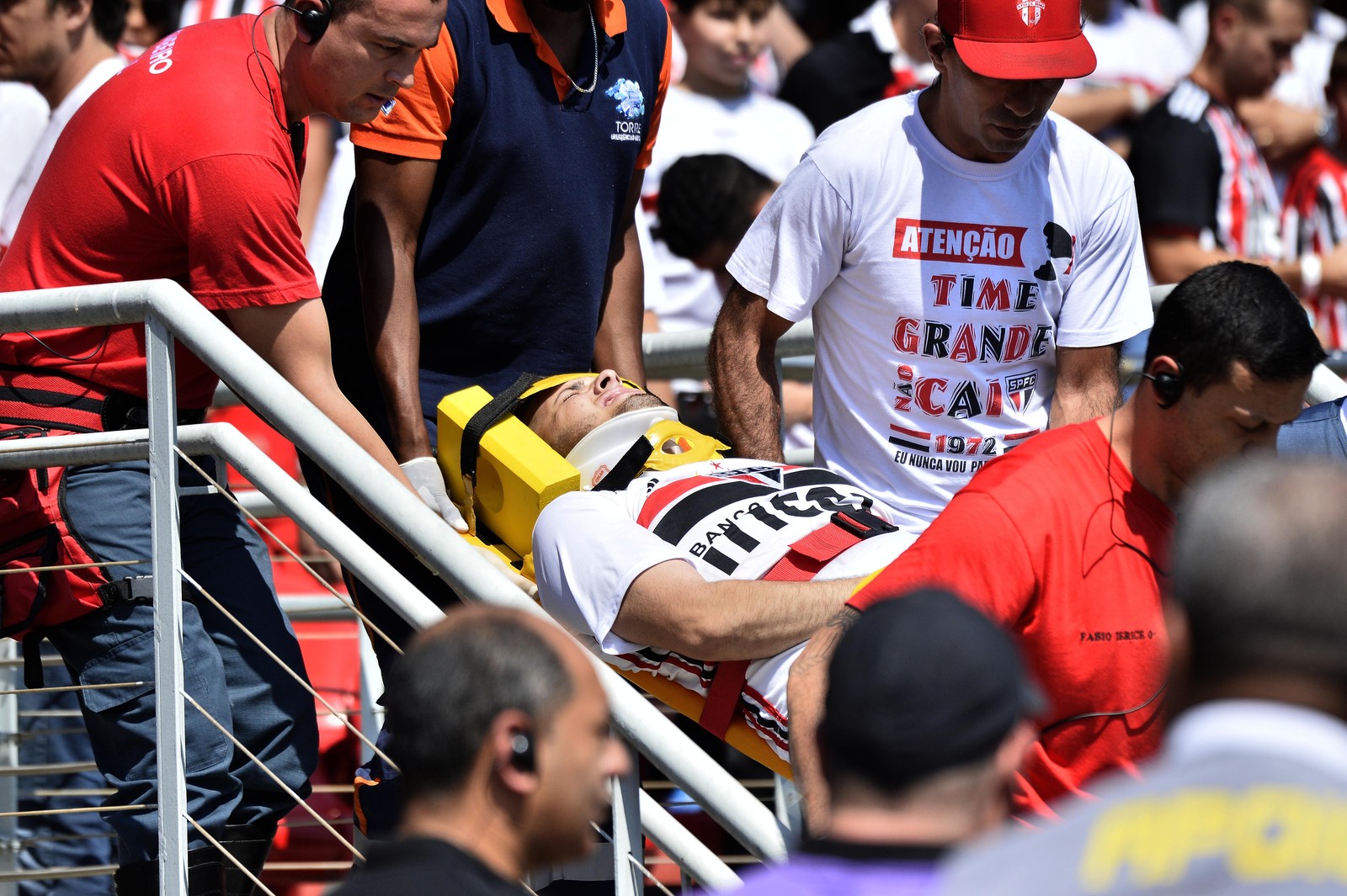 Torcedor cai da arquibancada do Morumbi durante jogo entre São Paulo e Grêmio