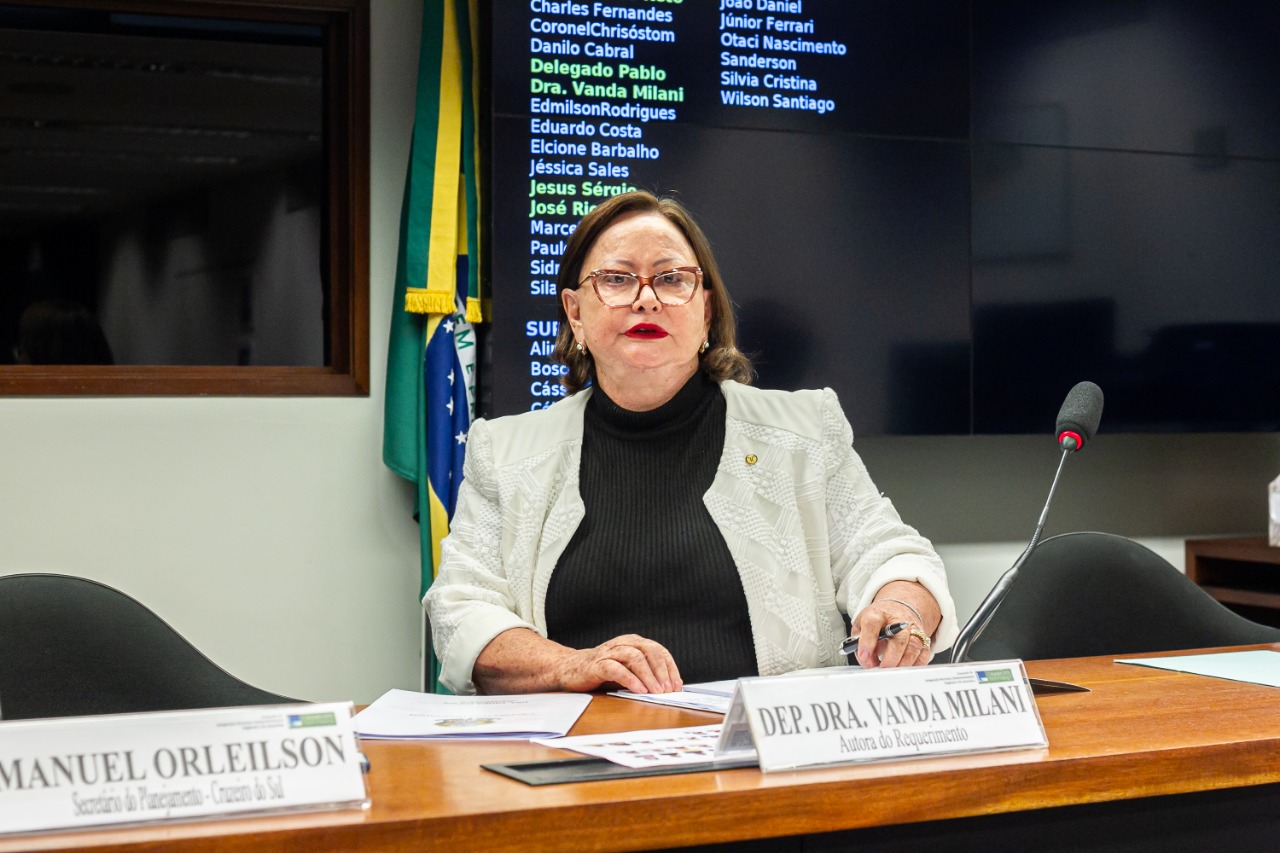 Vanda Milami promove debate sobre recursos para merenda e adequação do transporte fluvial
