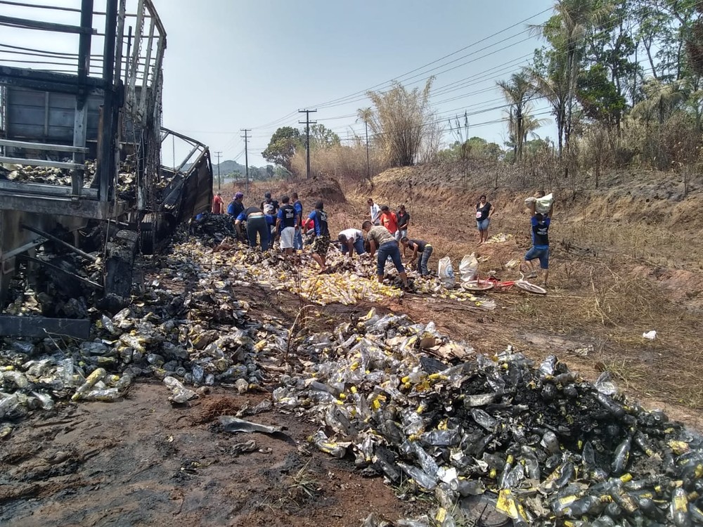 Caminhão de cachaça é saqueado após pegar fogo na BR-364
