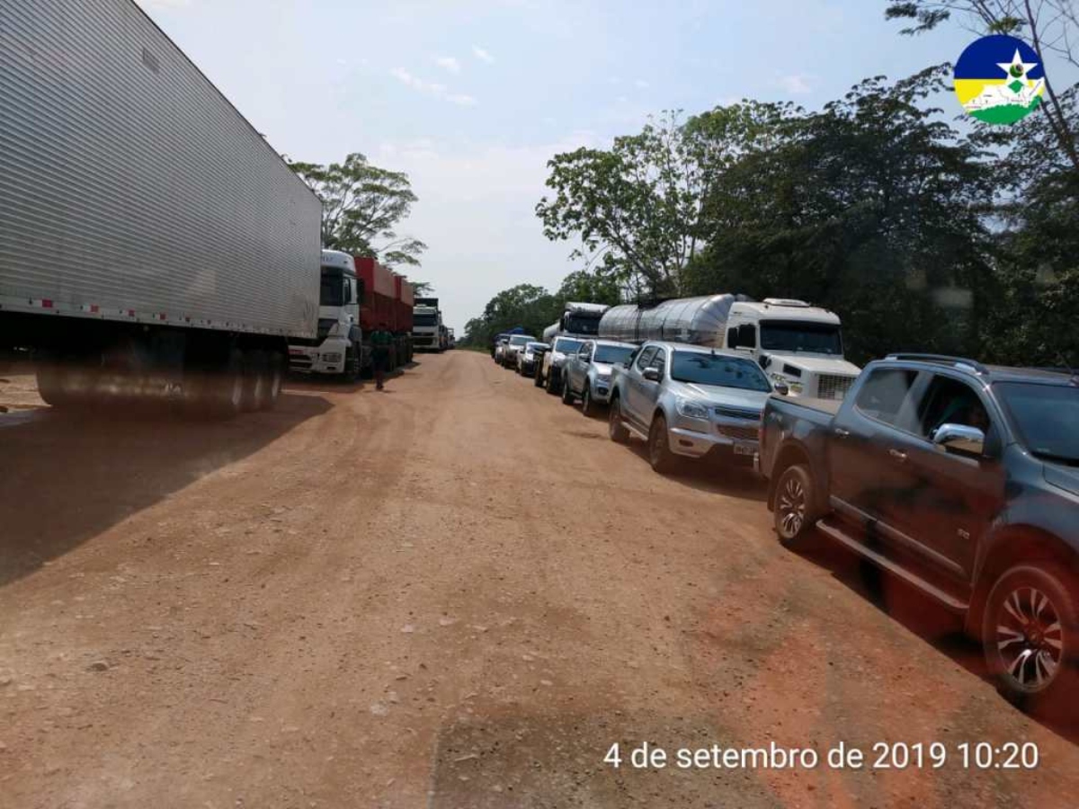 Com demora de 8 horas para cruzar o Madeira, caminhoneiros ameaçam usar ponte inacabada