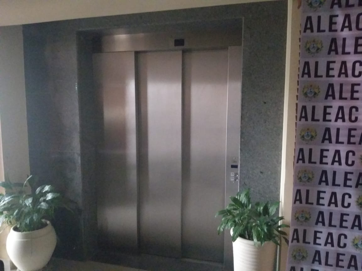 Deputado fica preso em elevador após apagão que suspendeu sessão na Aleac
