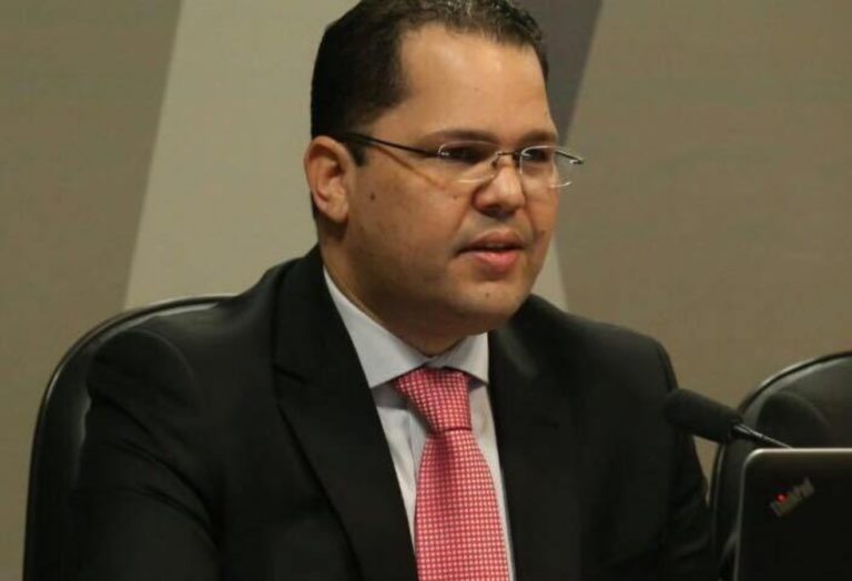 Um novo capítulo da briga entre juíza, advogados e agora o governo do Estado