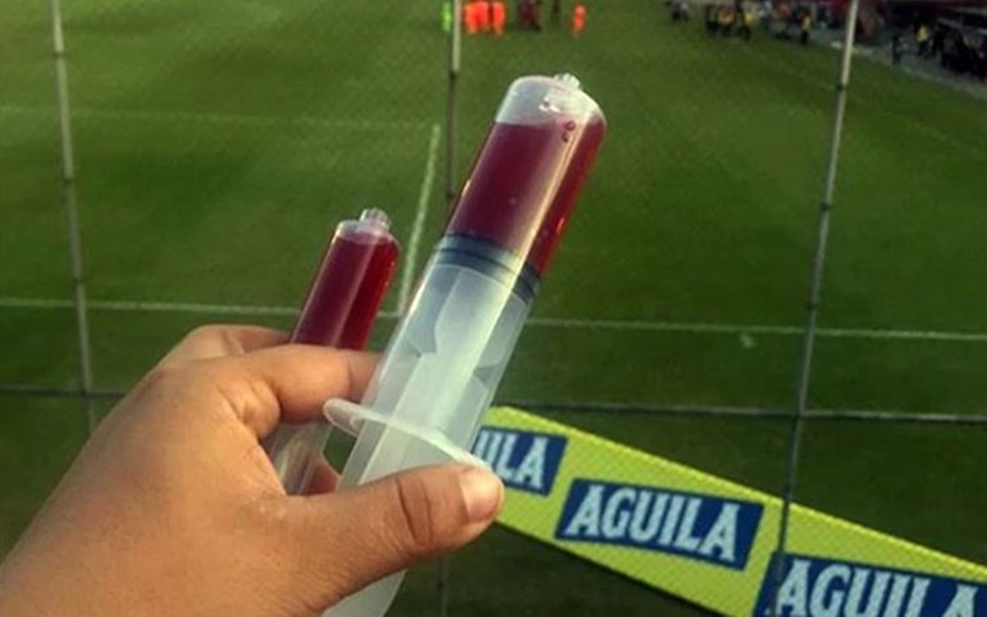 Torcedores jogam seringas com sangue no gramado para “infectar” jogadores