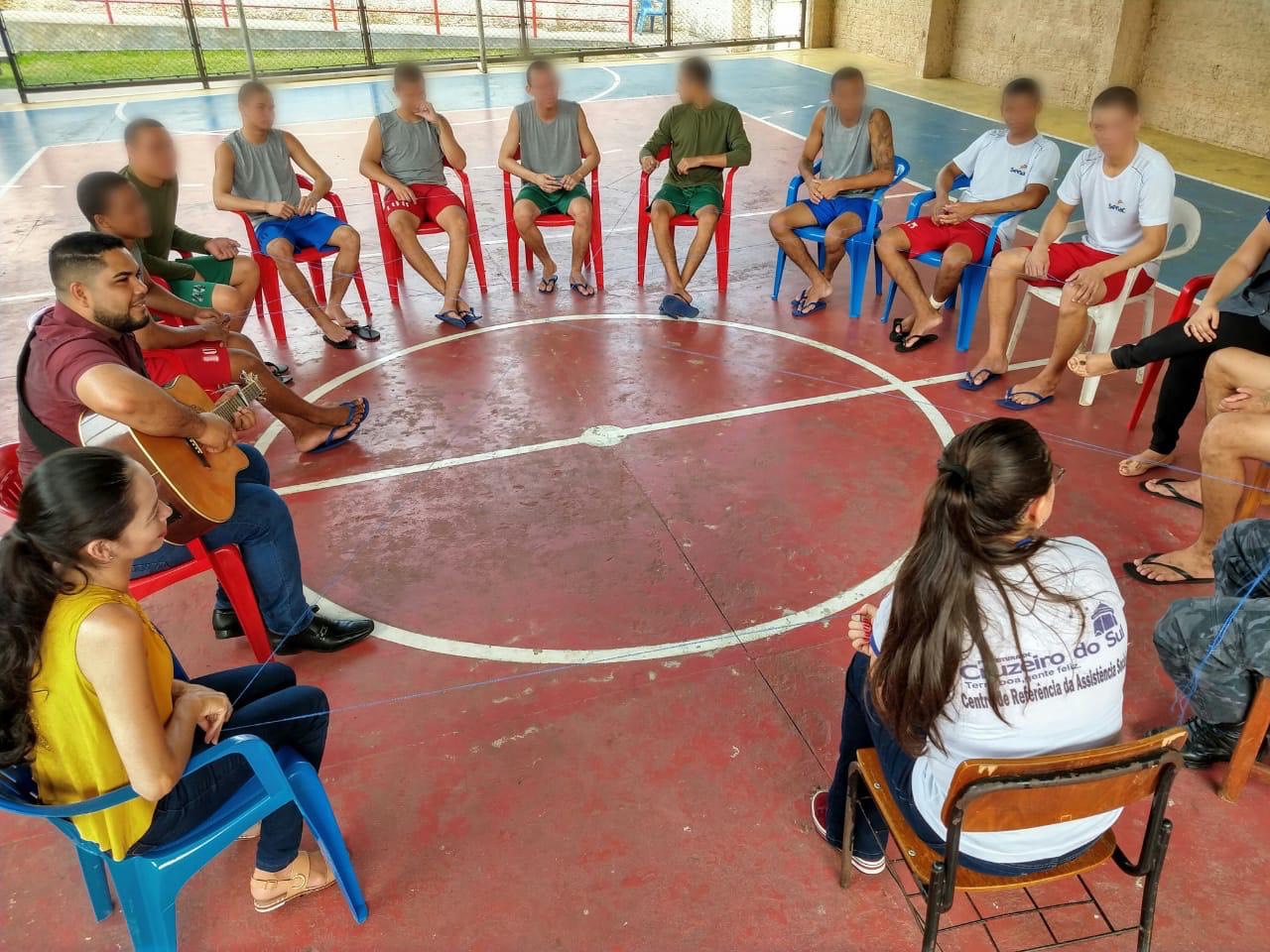 Parceria entre Prefeitura e Estado atua na ressocialização de jovens por meio da arte