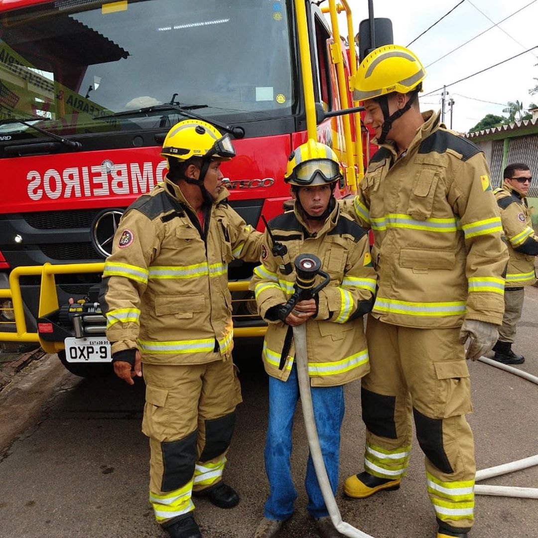 Jovem com deficiência comemora aniversário com Corpo de Bombeiros e se emociona
