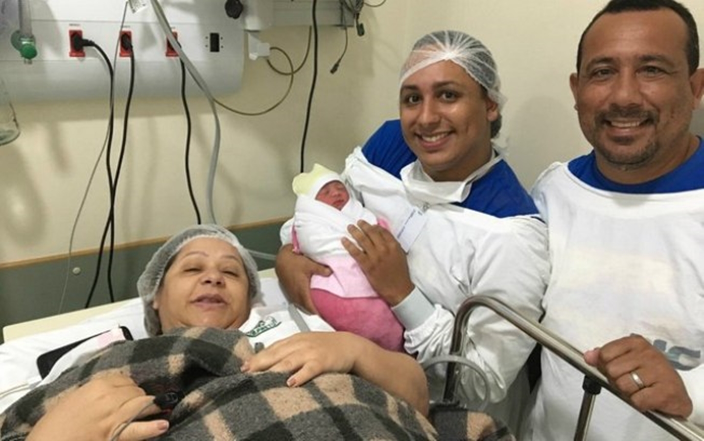 Mãe dá à luz netos gêmeos para filho gay ser pai: “Sonho realizado”