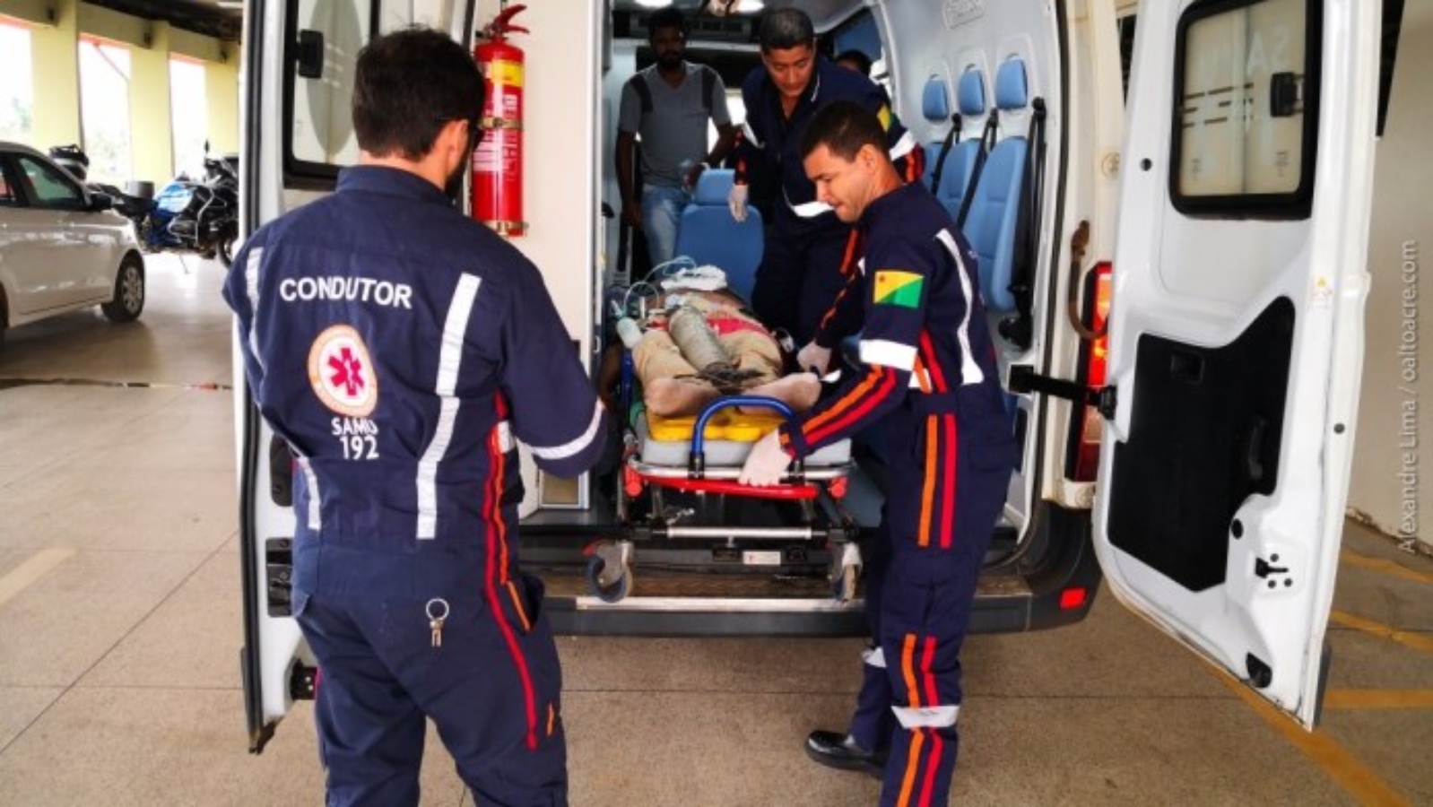 Motociclista morre após fazer ultrapassagem proibida e ser atropelado por carreta