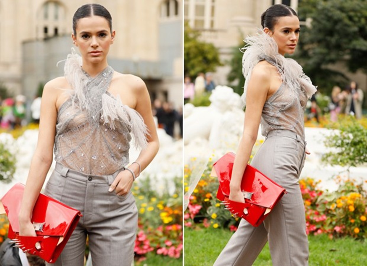 Marquezine posa com maquiagem brilhante e top transparente