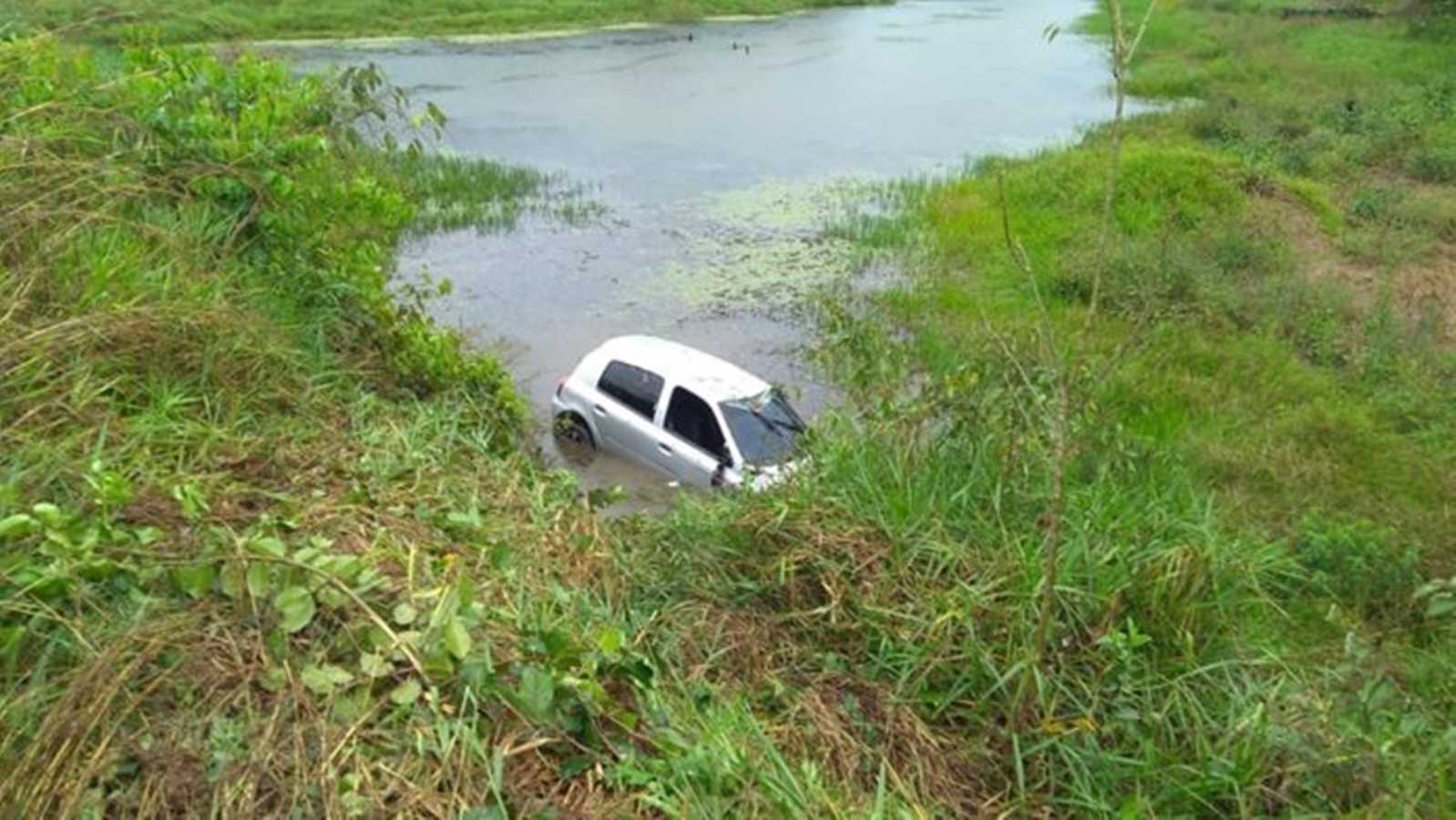Ex-prefeito capota carro ao tentar desviar buraco e cai em ribanceira no Acre